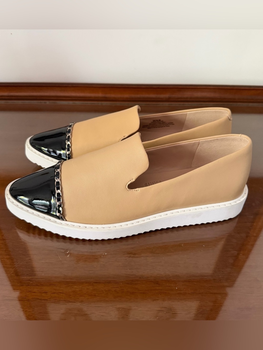 Karl Lagerfeld Paris Caralee Loafers Women’s 8 38.5 Leather Cap Toe NWOT
